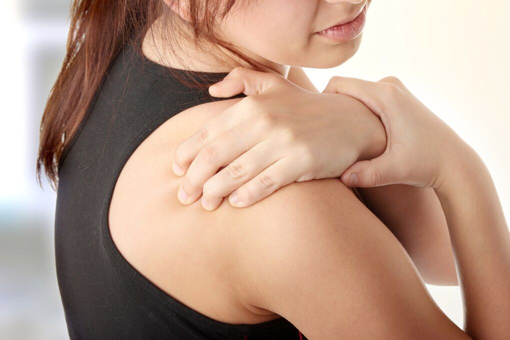 L'ostéochondrose cervicale peut s'accompagner de douleurs aux épaules