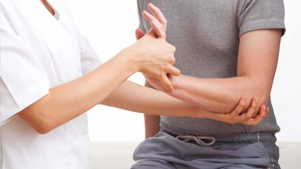 Le docteur examine une main avec l'arthrite